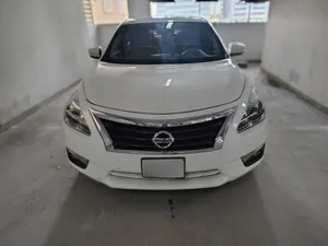 Nissan Altima 2014 very clean inside/outside