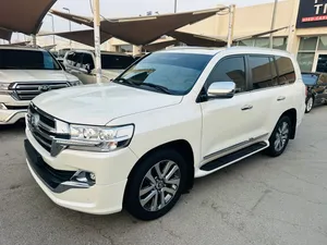 تويوتا لاند كروزر VXR V8 5.7 خليجي 2019 صبغ وكاله فول مواصفات نظيفه جدا بدون حوادث
