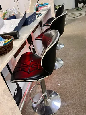 بار خشب والسطح مرمر مع 3استول بحالة ممتازة