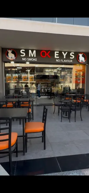 للبيع فرع مطعم Smokeys مجهز بالكامل – مول ويست جيت 77م داخلي + 45م خارجي