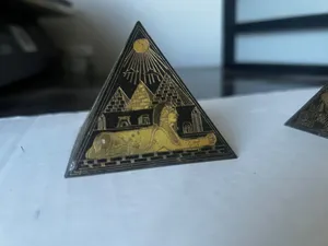 تذكار أثري مصري vintage للبيع يعود لستينيات أو سبعينيات القرن الماضي