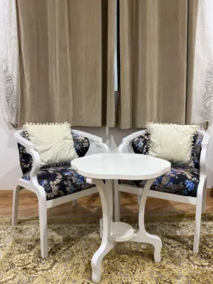 ركن جلوس من كرسين و طاولة شبه جديدات