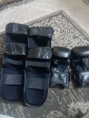 للبيع طقم قتال MMA احترافي ماركة Combat كامل (قفازات + واقيات ساق) بحالة ممتازة