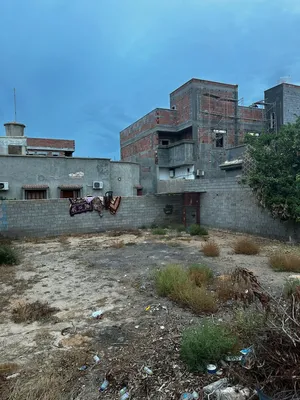 قطعة ارض في حي سكني