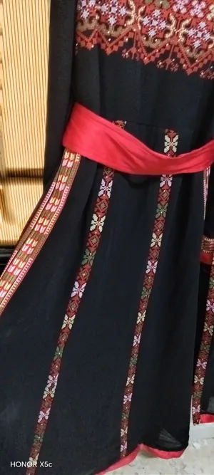 ثوب لبسه وحده أحمر واسود