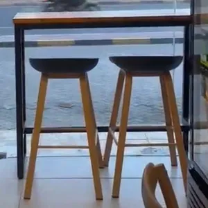 طاولة مع اثنين كرسي طويل