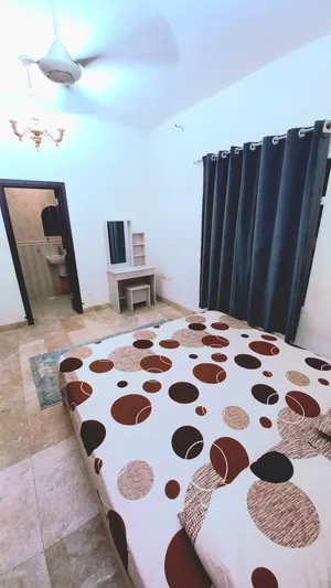 شقه مفروشه للايجار غرفه وصاله كبيره ومطبخ و 2 حمام مفروشه بالكامل لا تحتاج شئ بالخوض التجاري