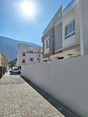 فيلا للبيع في بوشر حي البيضاء 5 غرف نوم مع الملحقات لكل فيلا ..