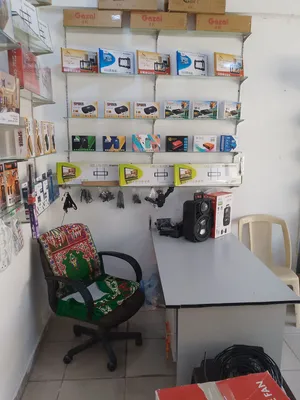 طاوله مكتب للبيع مع كرسي مكتب في عندي رفوف قزاز للبيع مقصوص جاهز