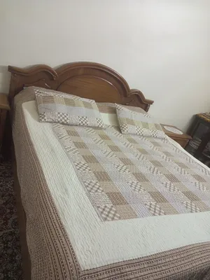 طقم غرفة نوم خشب كلاسيك فخم ومتين كامل (تخت + خزانة 3 أبواب + 2 كومودينو + تسريحة مع مرآة) للبيع