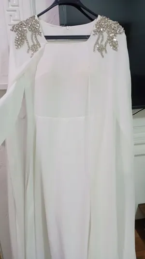 فستان مناسبات غير مستخدم اللون ابيض ويكون شغل يكون بالضهر وحزام فضي مبين بالصور
