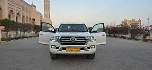 لاندكروزر 2020 بدون حوادث نهائيا بحالة الوكاله GXR V8 4.6 جديدة جدا اطارات جديدة مفتاحين الوكاله