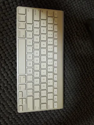 لوحة مفاتيح Apple Magic Keyboard (أو لوحة مفاتيح لاسلكية من أبل) المصممة لأجهزة الماك والآيباد