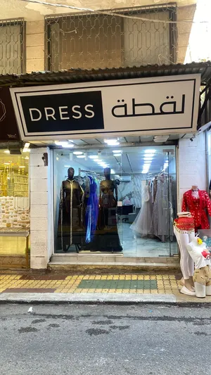 محل فارغ بدون بضاعه ديكور خفيف اضاءة سيراميك واجهة وباب سوكريت PVC على كذا جدار جاهز لبدء اي مشروع