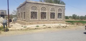 فرصة استثمارية !!! لا تعوض في الرحبة: بيت+ أرض فضاء واسعة 23 لبنة على الزفلت (بسعر الزمان والمكان!)
