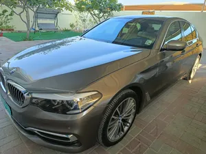 بي ام دبليو 530 2019  ذهبي داخل بيج ماشي 110 الف كيلو فقط