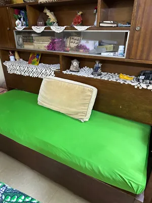 كنبة زي السرير خشب بالمكتبة وسحارة