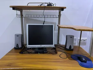 كمبيوتر Dell للبيع مع الطاوله وملحقاته