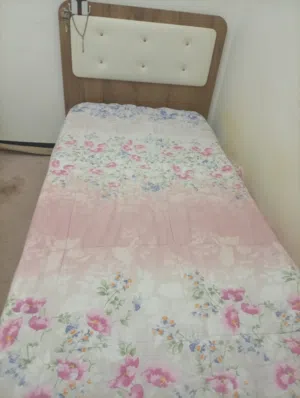 سرير فردي استعمال نظيف بالسده لوح مخدومه خدمه