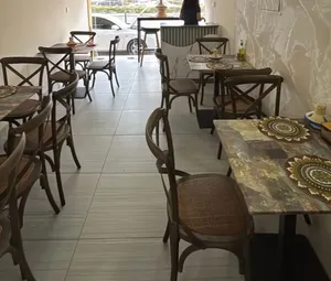 طاولات وكراسي مستعمل لمدة بسيطة