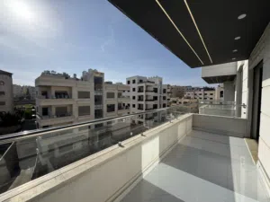 شقة للبيع مميز جداً طابق أرضي بالقرب من كازية المناصير الظهير ومدارس العقيق من المالك مباشرة