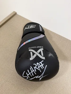 قفاز ملاكمة موقع من بطل منظمة ufc شون شرف (Sean Sharaf )