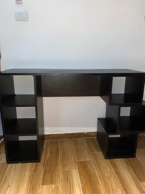 مكتب نظيف لا يوجد فيه اي كسر او خدش