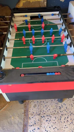 جطوني اللون أحمر