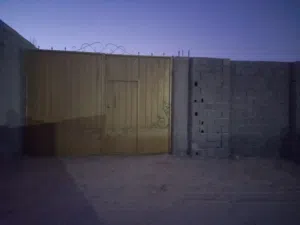منزل  صغير  عدد اثنان غرف  ومطبخ واثنين حمامات ووصالة صغيرة ومربوعة خارجية وحمام خارجى