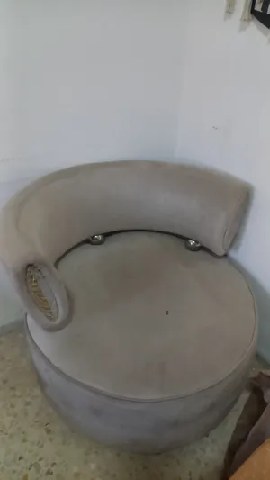 كنباية غرفة نوم لون سكني فاتح ، حجمها من متوسط لكبير