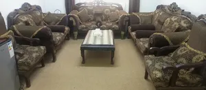 طقم كنب كورنر للبيع بحاله ممتازه جدا نوع لخشب زان اصلي تسع مقاعد طاولتين للجوانب وطاوله كبيره بالنصف