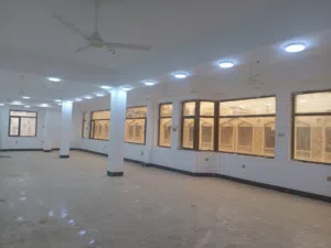طابق حديث ديلوكس تجاري للايجار في الجزائر للشركات و المكاتب الرسمية عبارة عن قاعة مفتوحة مع صحيات