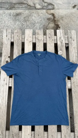 OLD NAVY T SHIRT