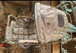 عربية أطفال (Stroller): قابلة للطي، بتصميم عملي وشمسية كاروهات زرقاء مريحة