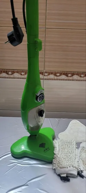 ماسحه بخاريه مستخدمه قليل نظيفه تمسح بالبخار مع قطع للتنظيف للسيراميك وللطباخ