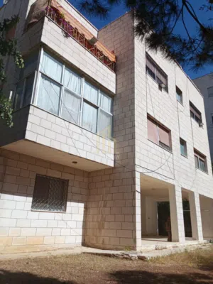 خلف ابراج السادس في ام اذينه فيلا مميزة من ثلاث طوابق مفروشة جزئي للبيع بسعر مغري /ref 1351