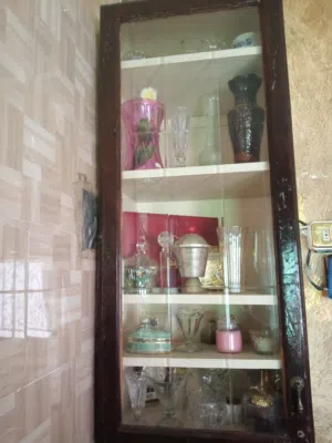 رفوف شاشه جانبيه مع المناظر داخل الرفوف