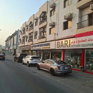 عذرًا للوسطاء ارض صناعيه الرابعه 40،800 قدم الدخل 1،570،000 شارع رئيسي  6 محلات و3 مستودعات سكن عمال