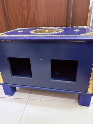 صندوق خشبي ازرق مستعمل