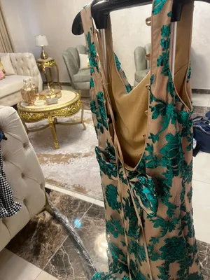 فساتين وبعض القطع للبيع