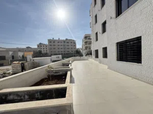 شقة طابق أرضي في مرج الحمام طريق المطار قرب كازية المناصير الظهير ومدارس العقيق من المالك مباشرة