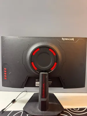 شاشة جيمنج redragon 23.8 بوصة  استعمال خفيف لمدة شهر بحالة الوكالة مع جميع الاغراض الاصلية180hz 0.5m