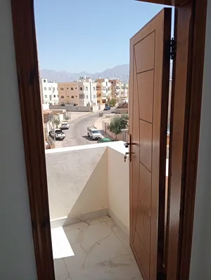 شقة بالعاشرة الغربي جديدة طابق 2 هندسي