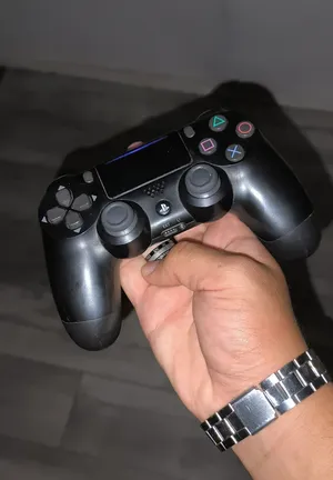 السلام عليكم  يد فور اصليه للبيع جايه معا ps4 pro  سعرها 120 من الاخير   يوجد توصيل جميع مدن
