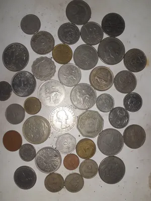 عملات مصرية واجنبية متنوعة
