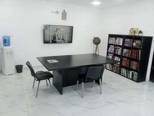 طاولة اجتماعات بحالة ممتازة