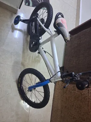 سياره على الكهرباء وبسكليت للبيع بحاله جيده
