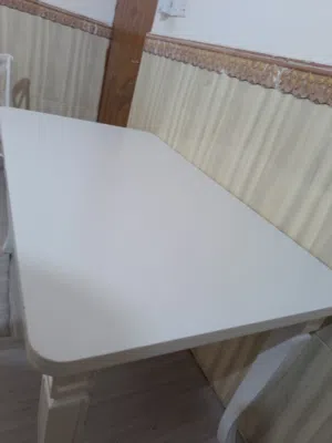 ميز طعام بحالة ممتازة