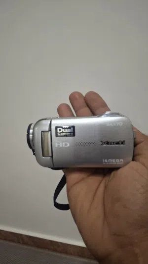 كاميرا تصوير  سانيو فيديو full HD و صور ثابتة 14 MP.. مع شاحن و عدد 2 بطارية و ميموري كارد 4 Giga