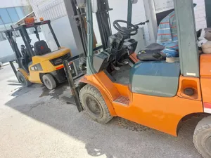 لايجار بالعارضيه الصناعيه رافعات شوكيه وتوفير عمال تنزيل وتحميل أغراض وتنزيل اغراض nm1 حاويات